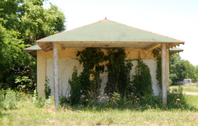 Abandoned gas station in Neosho Falls